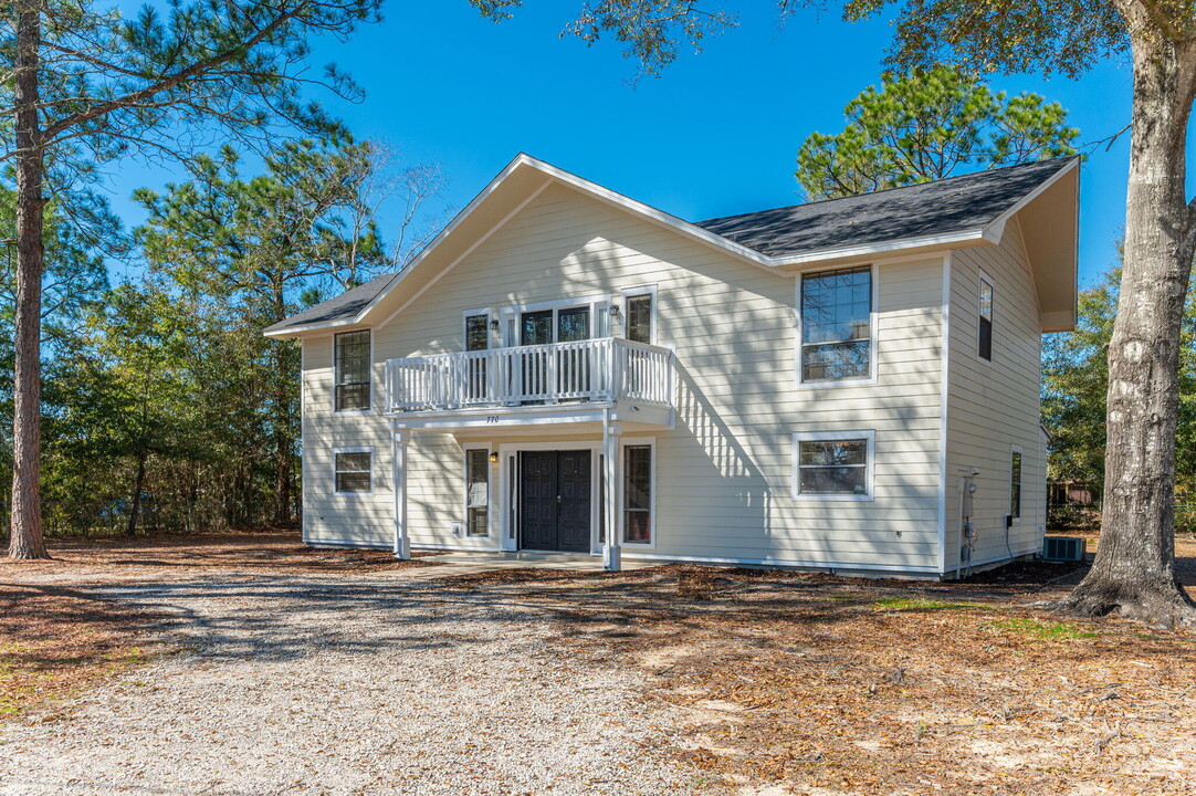 770 Lakeview Dr in Defuniak Springs, FL - Building Photo