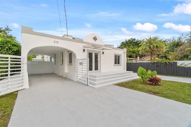 215 SW 32nd Court Rd-Unit -1 in Miami, FL - Building Photo - Building Photo