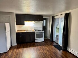 27 Florida Ave, Unit 1 Bedroom Apartment in Bay Shore, NY - Building Photo