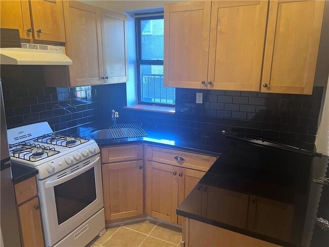 129 Beach 118th St, Unit 2L in Queens, NY - Building Photo - Building Photo