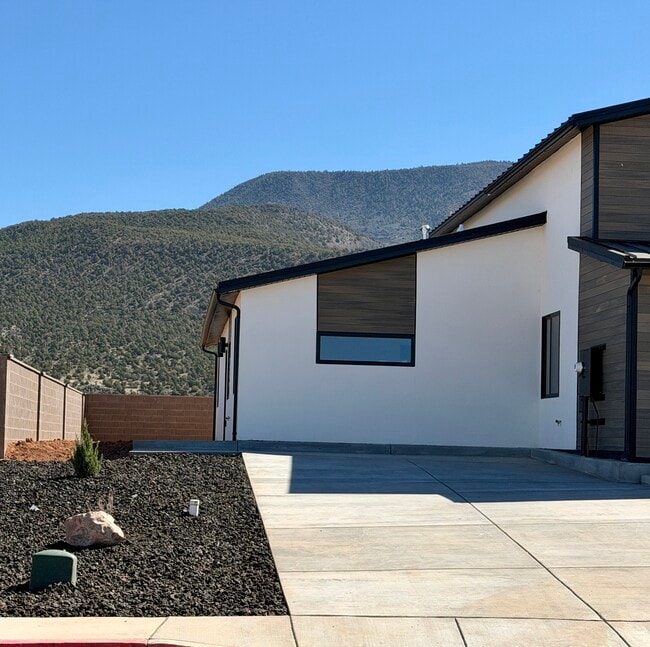 property at 2717 S Howard Ln