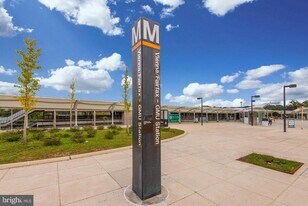 9523 Bastille St in Fairfax, VA - Building Photo