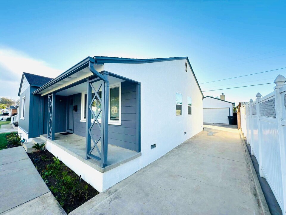 2932 Allred St in Lakewood, CA - Building Photo