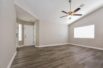 4007 Mystic Canyon Ct in North Las Vegas, NV - Foto de edificio - Building Photo