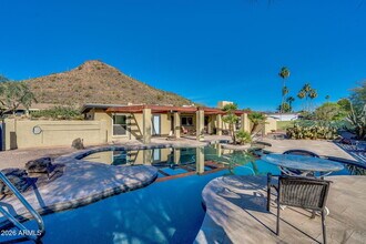 1055 W Indian Hills Pl in Phoenix, AZ - Building Photo - Building Photo