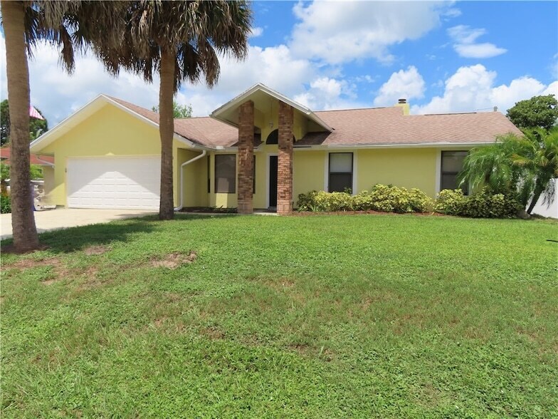 110 Melton Ave in Sebastian, FL - Building Photo