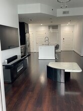 1080 Peachtree St NE, Unit 2215 in Atlanta, GA - Foto de edificio - Building Photo