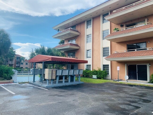17500 NW 68th Ave in Hialeah, FL - Building Photo - Building Photo
