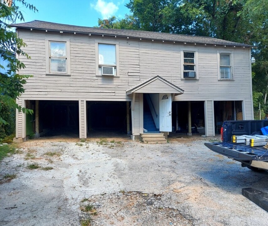 915 University Ave in Huntsville, TX - Building Photo