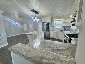 702 Marion St in Port Neches, TX - Foto de edificio - Building Photo