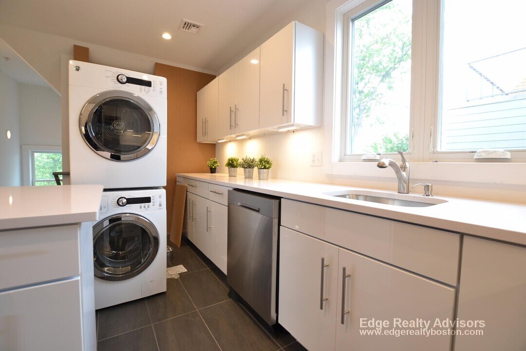 60 Hooker St, Unit 3 in Boston, MA - Building Photo