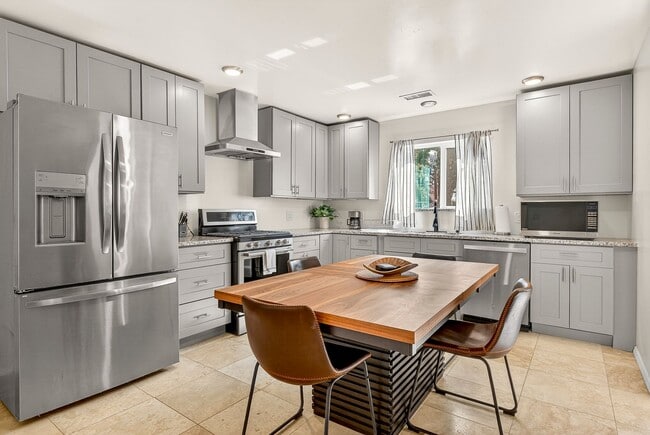 property at 2800 N Ellen St