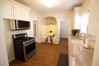 233 Avenue E, Unit B in Redondo Beach, CA - Building Photo - Building Photo