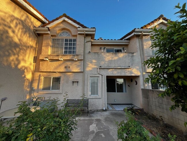 556 N 5th St in La Puente, CA - Foto de edificio - Building Photo