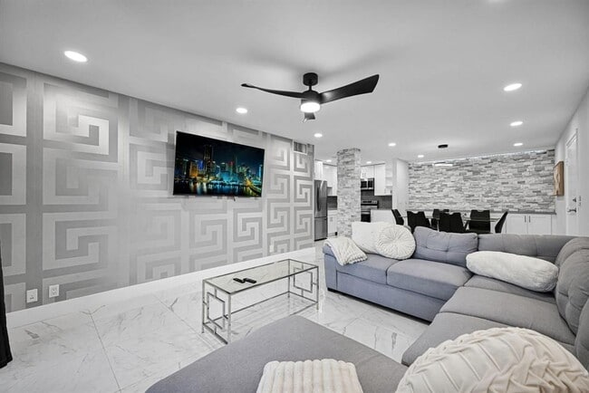 6279 Bay Club Dr, Unit 3 in Fort Lauderdale, FL - Building Photo - Building Photo