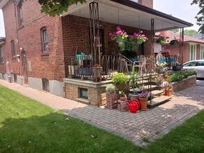 42 Winston Park Blvd in Toronto, ON - Building Photo - Building Photo