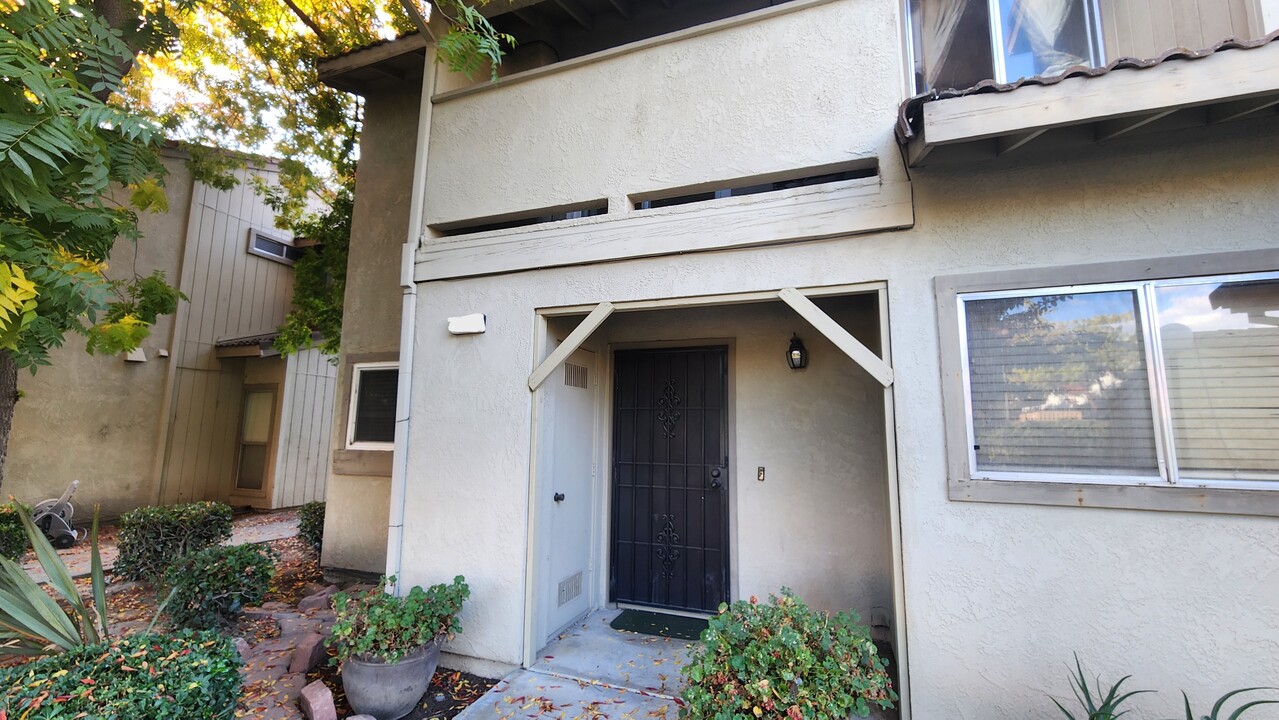 2116 Mt Vernon Dr in Modesto, CA - Building Photo