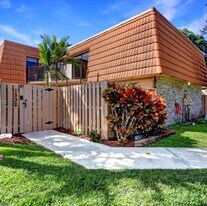 1532 W Harmony Lake Cir in Davie, FL - Building Photo