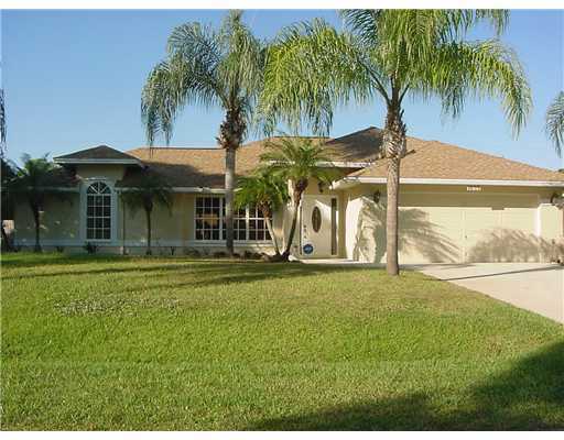 1055 SW Benchor Ave in Port St. Lucie, FL - Building Photo