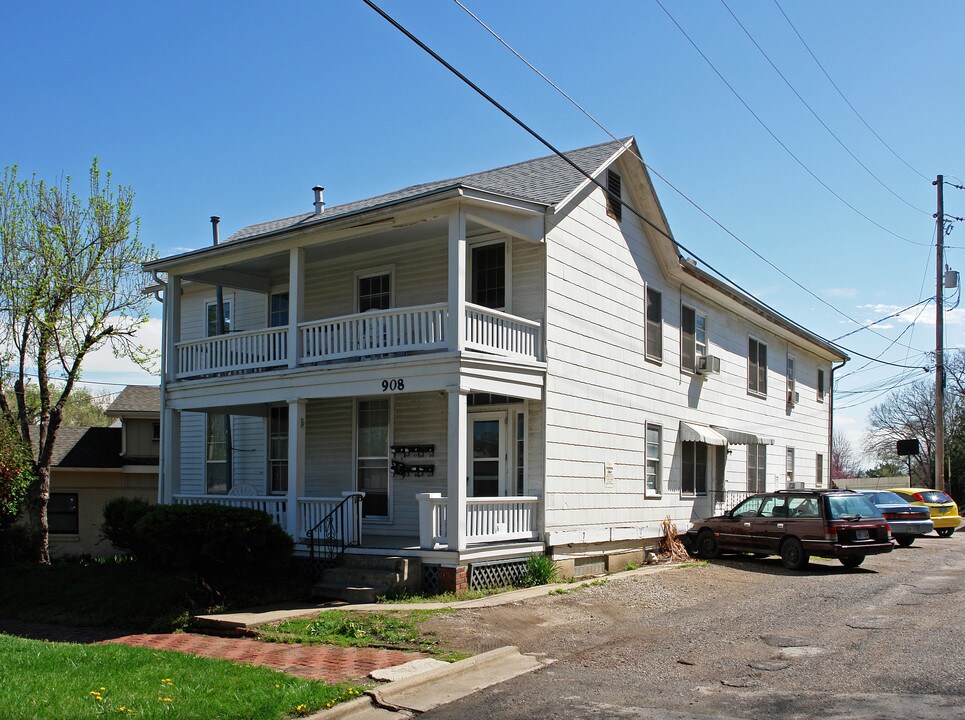 908 Indiana St in Lawrence, KS - Foto de edificio
