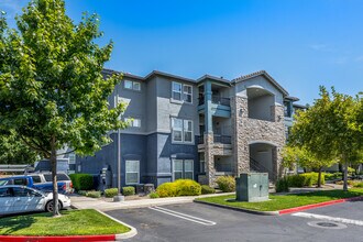 Norden Terrace Apartments in North Highlands, CA - Foto de edificio - Primary Photo