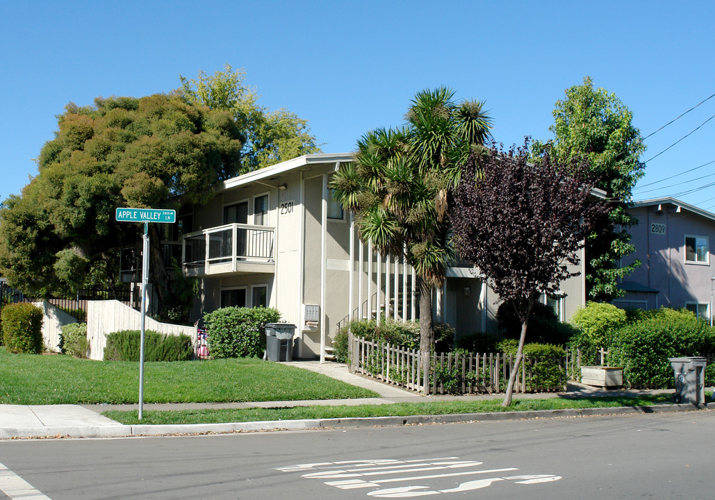 2501 Steele Ln in Santa Rosa, CA - Building Photo