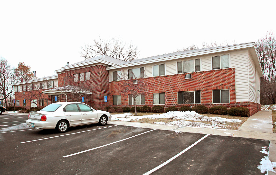 Leah's Apartments in Burnsville, MN - Foto de edificio