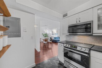 1658 Bay Rd in Miami Beach, FL - Building Photo - Building Photo