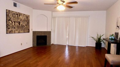 5104 N 32nd St-Unit -321 in Phoenix, AZ - Foto de edificio - Building Photo