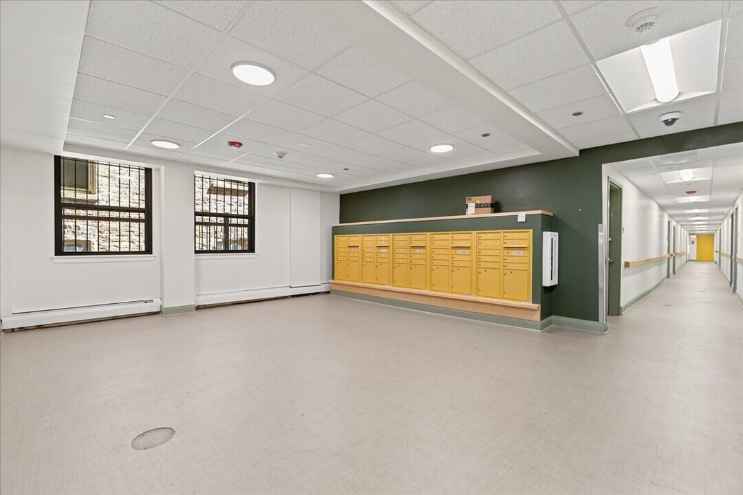 927 W Wilson Ave in Chicago, IL - Building Photo