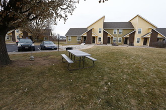 Cottonwood Apartments in Windsor, CO - Building Photo - Building Photo