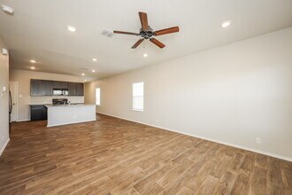 4241 Fort Palmer Blvd in Saint Hedwig, TX - Foto de edificio - Building Photo