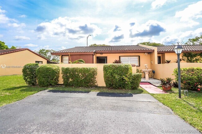 8511 SW 147th Ct in Miami, FL - Foto de edificio - Building Photo