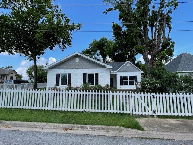 202 N 6th St in Rogers, AR - Building Photo - Building Photo