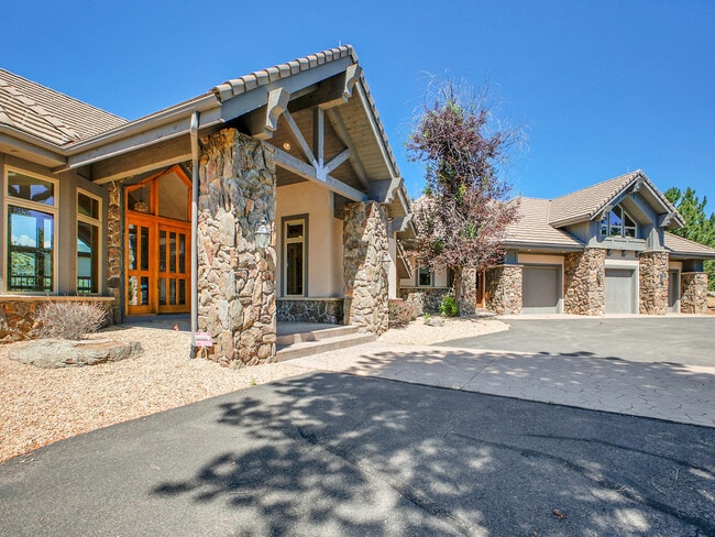 30296 Snowbird Ln in Evergreen, CO - Foto de edificio - Building Photo