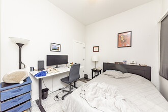 2317 N Clark St, Unit 210 in Chicago, IL - Building Photo - Building Photo