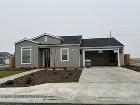 7419 Castle Dr in Bakersfield, CA - Building Photo