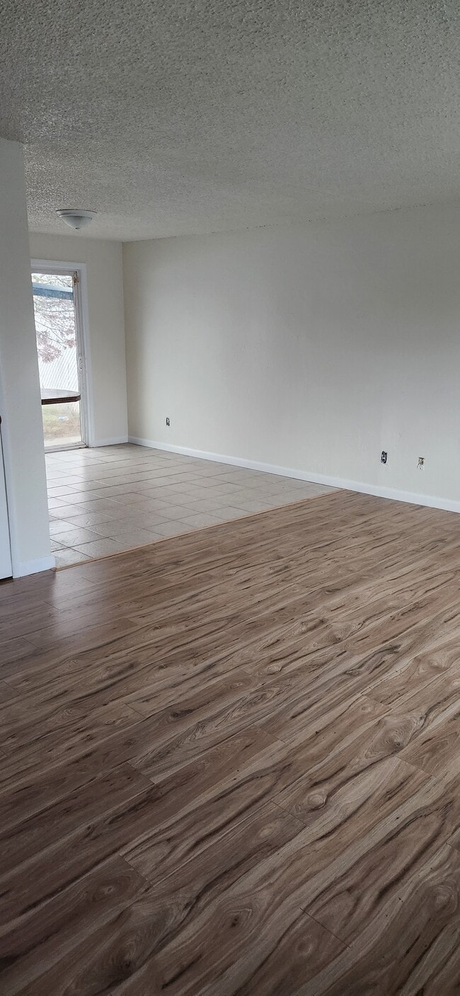 800 Narregan St in Medford, OR - Foto de edificio - Building Photo