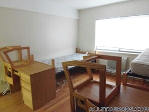 1110 Commonwealth Ave, Unit 404 in Boston, MA - Foto de edificio - Building Photo