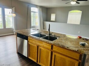 1320 Red Gable Ln in Las Vegas, NV - Building Photo - Building Photo