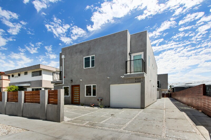 2300 Carmona Ave in Los Angeles, CA - Building Photo