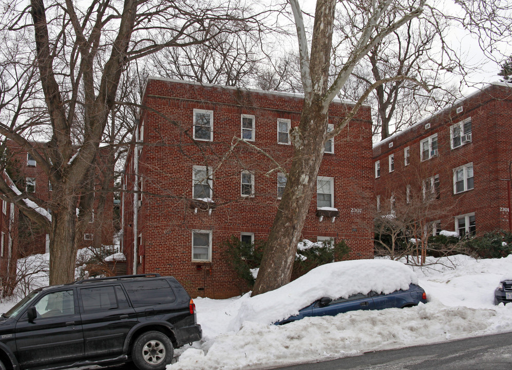 2307 41st St NW in Washington, DC - Foto de edificio