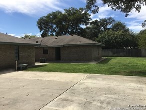 1101 Live Oak St in Pleasanton, TX - Building Photo - Building Photo