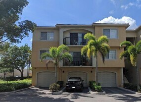 1000 Crestwood Ct S in Royal Palm Beach, FL - Building Photo