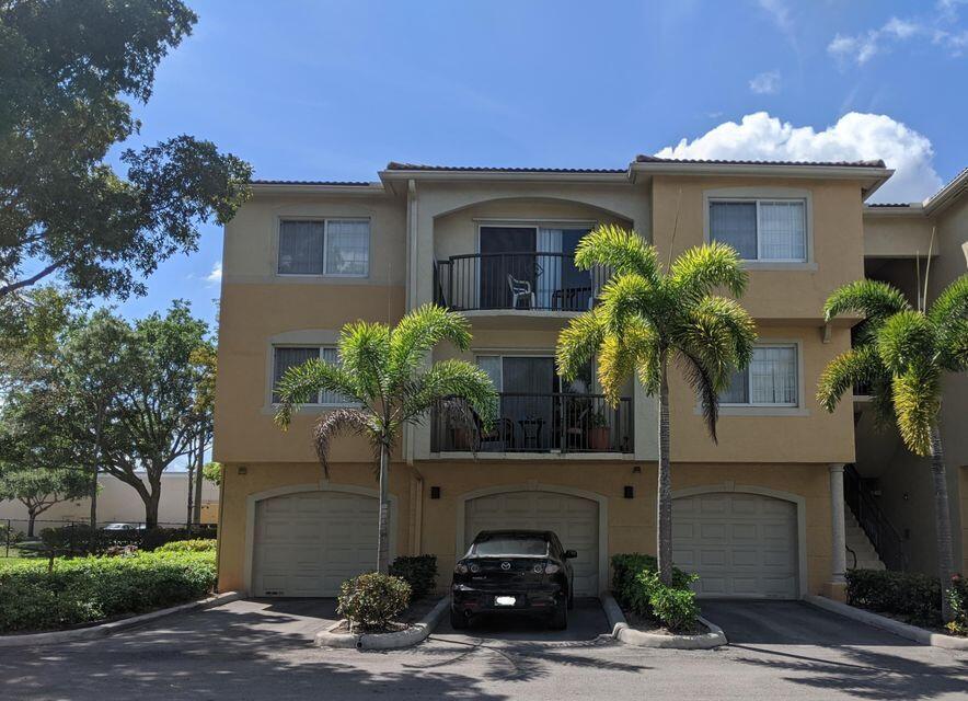 1000 Crestwood Ct S in Royal Palm Beach, FL - Building Photo