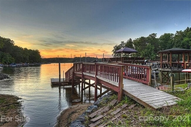 property at 2427 Mt Isle Harbor Dr