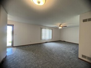 312 E Main St in Epworth, IA - Building Photo - Building Photo