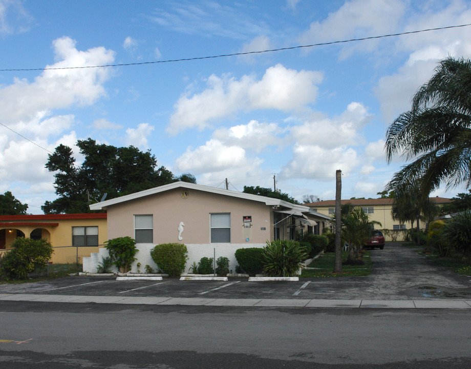 2221 Adams St in Hollywood, FL - Building Photo