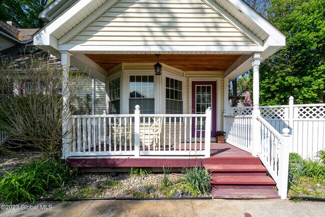 308 Ballston Ave-Unit -Rear in Saratoga Springs, NY - Foto de edificio - Building Photo