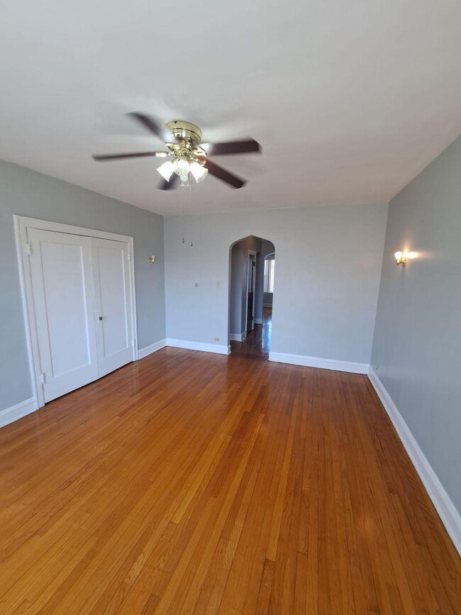 property at 7321 S Ridgeland Ave